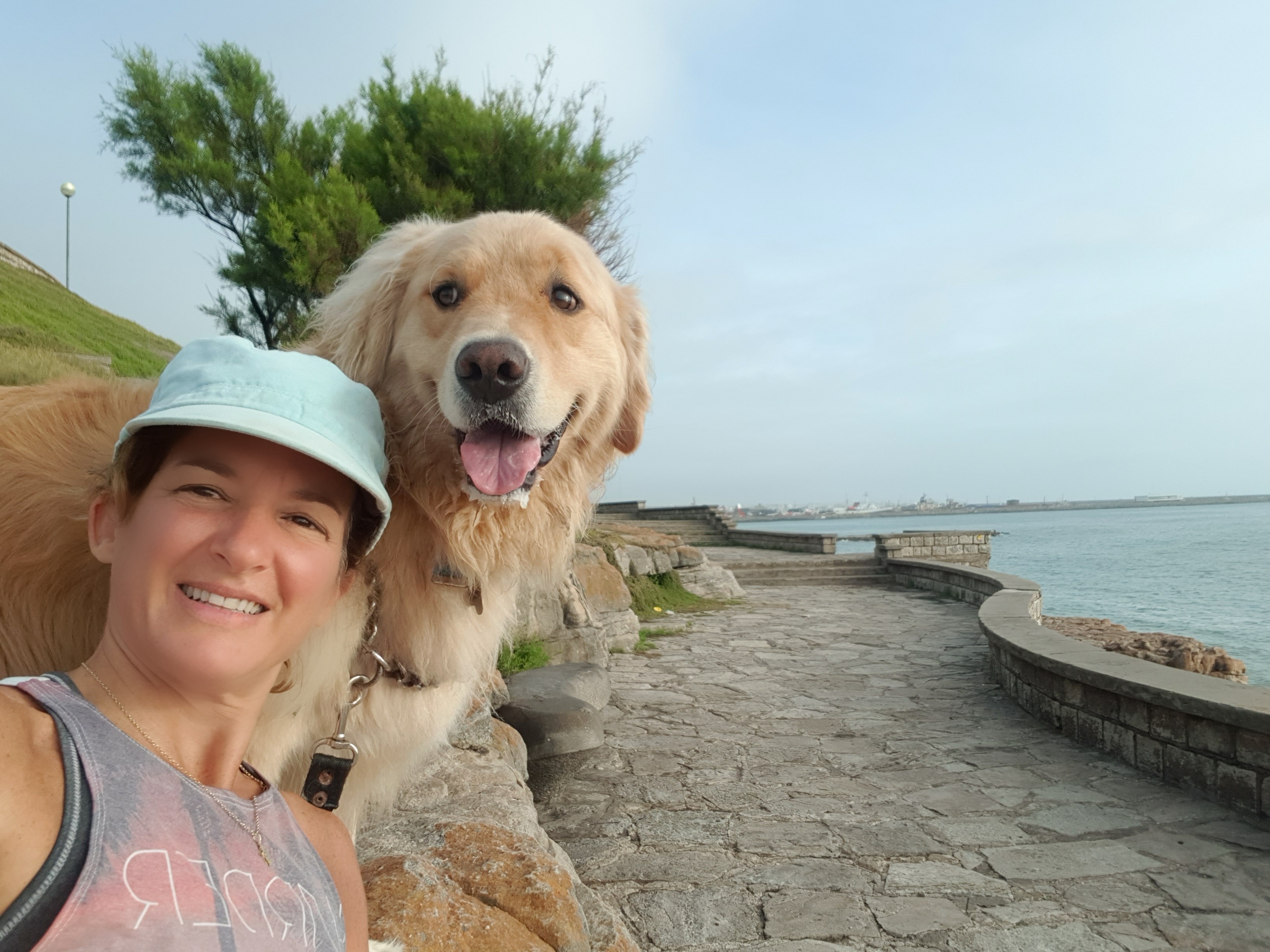 Marina Saumell and her golden retriever, Bailey, on a coastal walk in Mar del Plata.